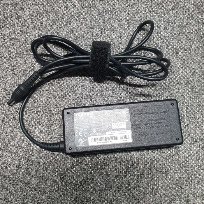 carregador toshiba 15V de 6A, testado sem anomalia