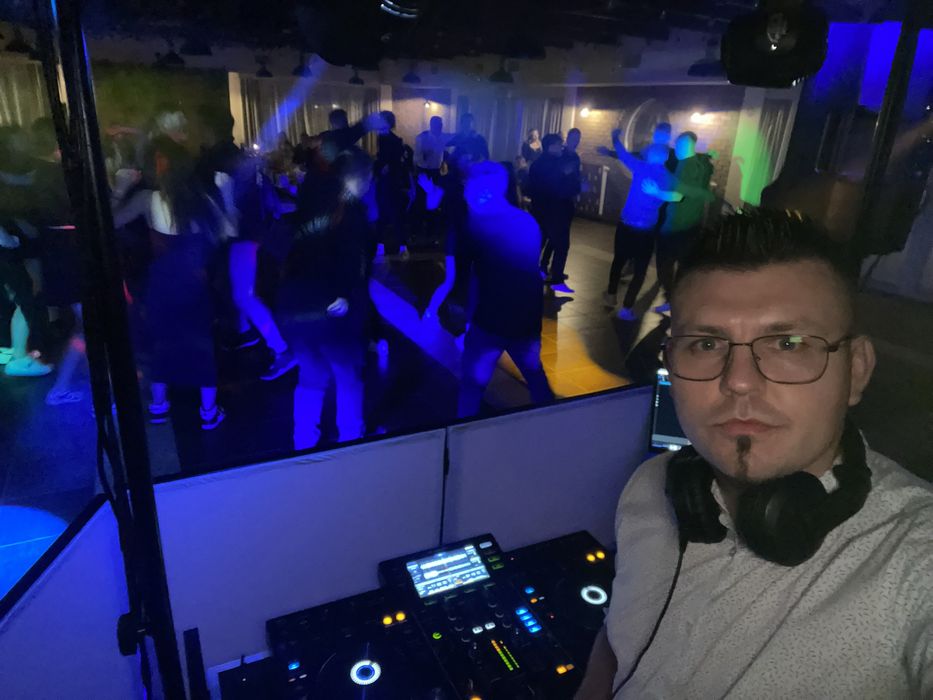 DJ Bart – Muzyka, Energia i Pełny Parkiet na Twojej Imprezie