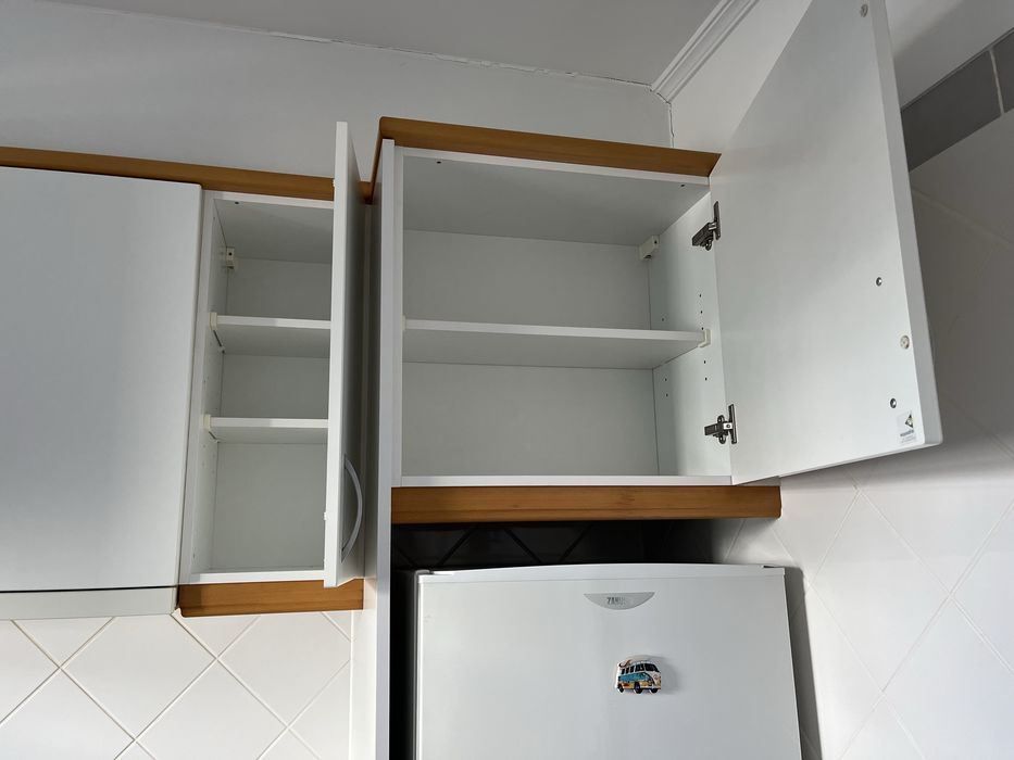 Moveis de cozinha, em L, com alguns eletrodomesticos