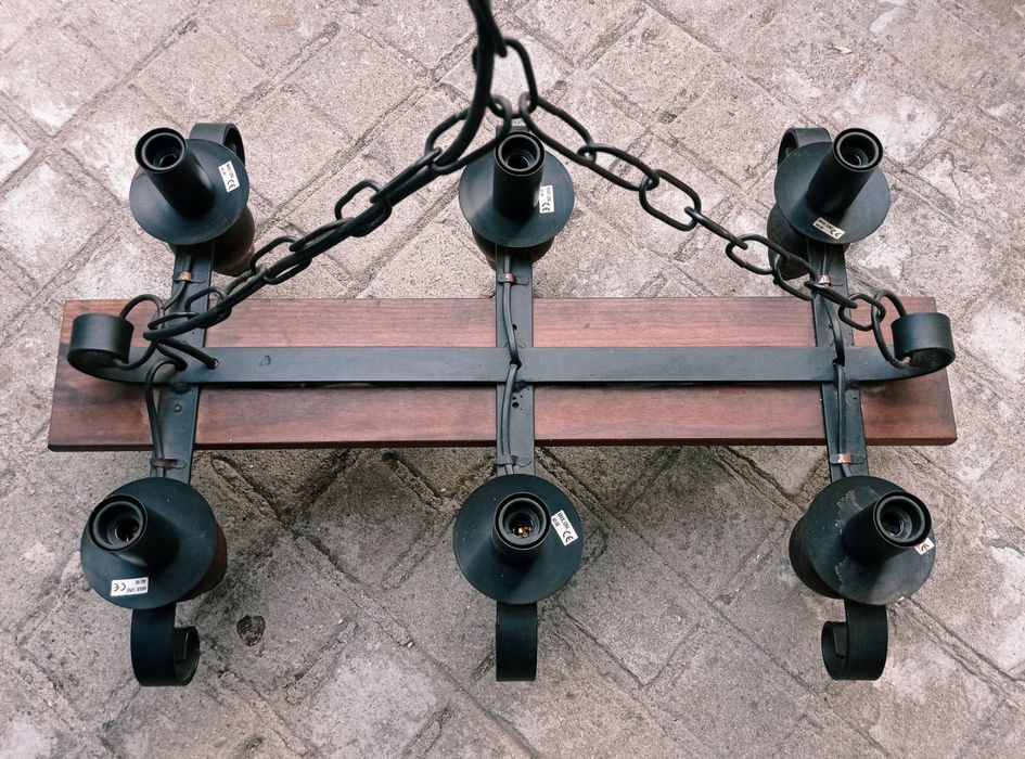 Candeeiro rústico em ferro e madeira – 6 luzes, estilo antigo