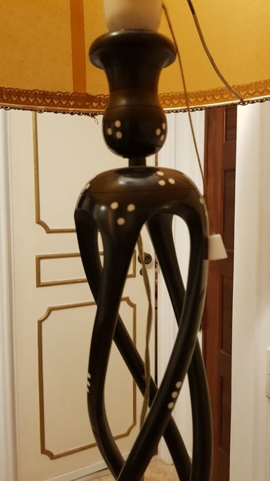 Candeeiro de Pé Alto em Pau Preto