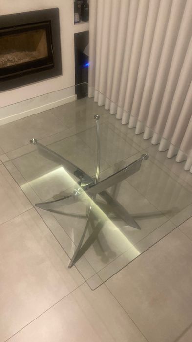 Mesa de sala em vidro com pernas em inox