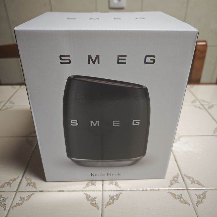 Conjunto de Facas SMEG com Suporte – Cor Preta – Novo/Selado