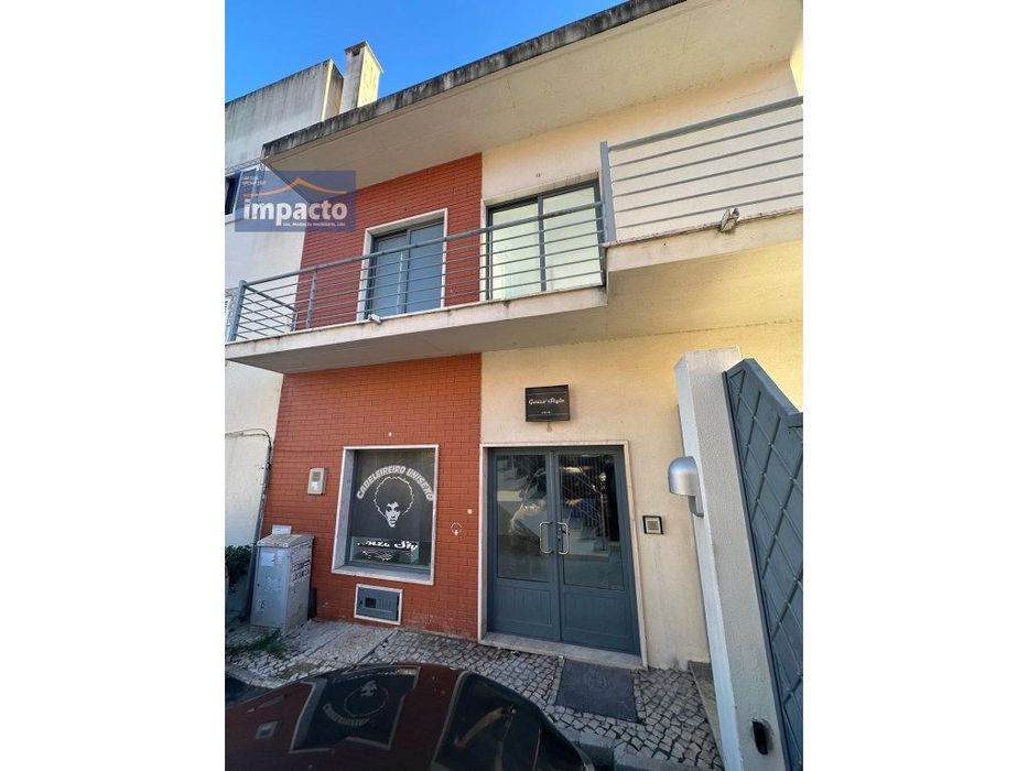LOJA PÓVOA DE SANTA IRIA, RC e 1 Piso e garagem, possibilidade de t... — Póvoa De Santa Iria E Forte Da Casa, Lisboa