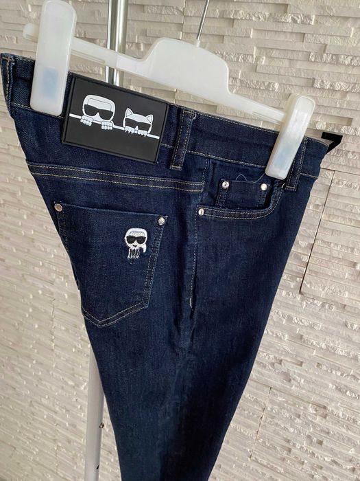 Modne jeansy z ozdobnymi naszywkami premium karl S