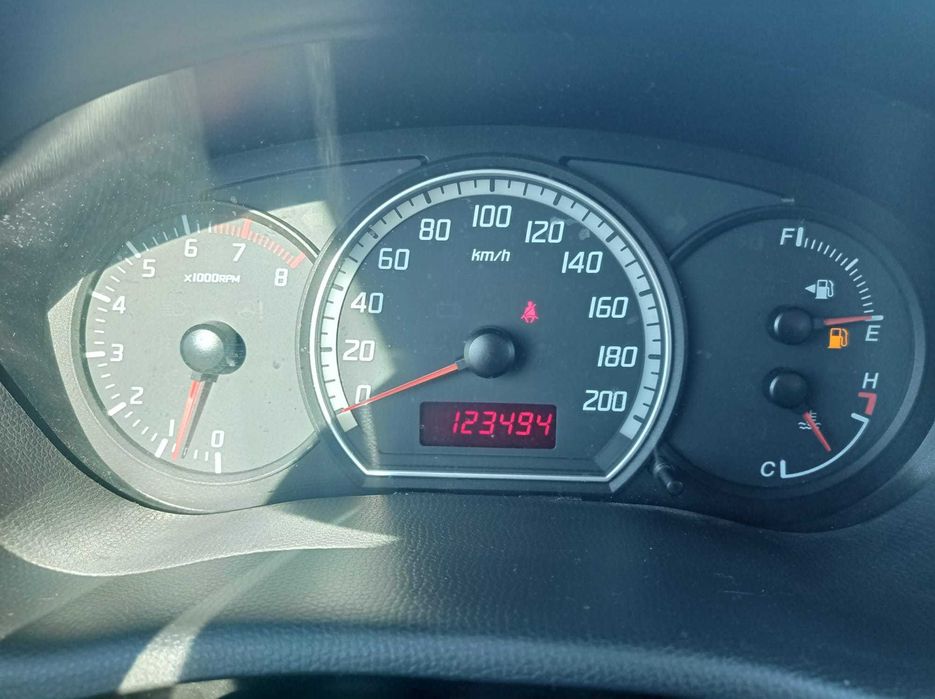 Suzuki Swift 1.3 i - 123000km - 1 dono - histórico revisões