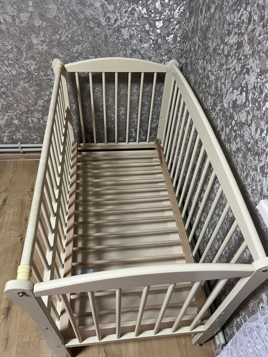 Дитяча кроватка з маятником