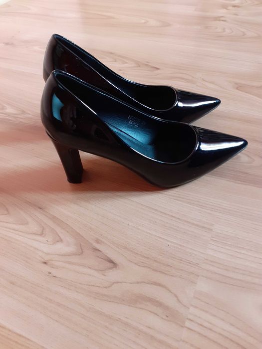 Czarne czółenka na słupku.  Stan idealny