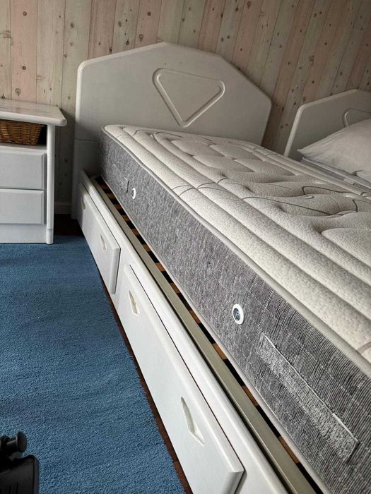 Camas de Solteiro + Mesas de cabeceira