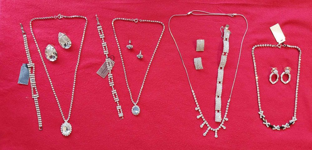 bijuteria de cristal, perolas e aço dourado.