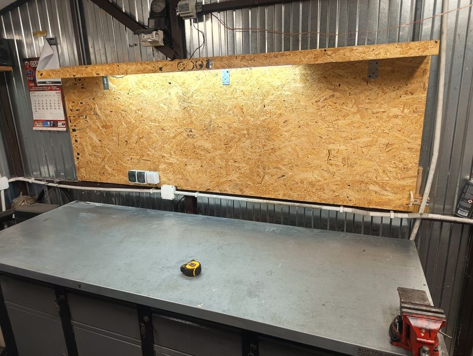 Stół warsztatowy że ścianką i oswietleniem porządny