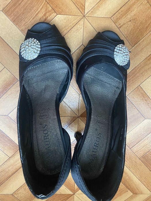 Buty damskie wizytowe czarne z ozdobą.-Nowa niższa cena.