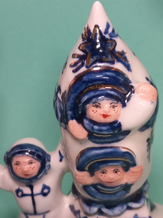 Статуэтка фарфоровая.