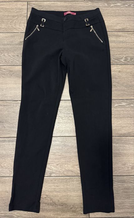 Czarne spodnie z suwakami