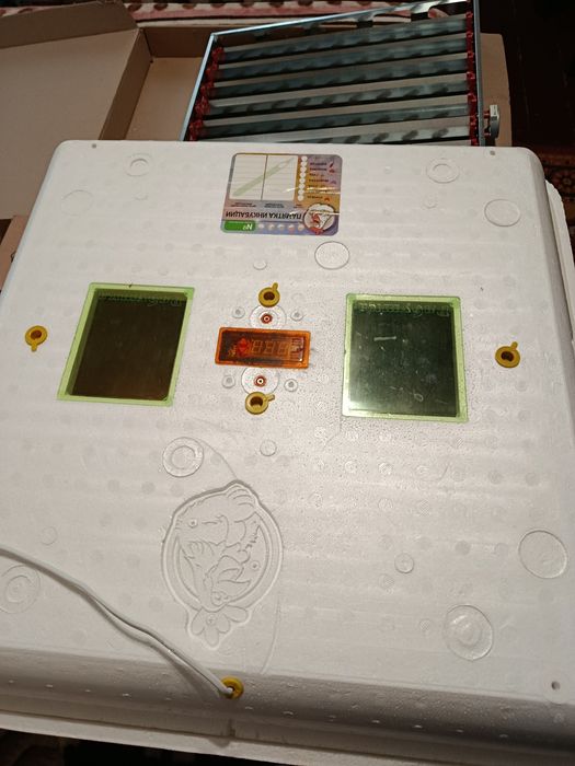 Інкубатор з автоматичним переворотом