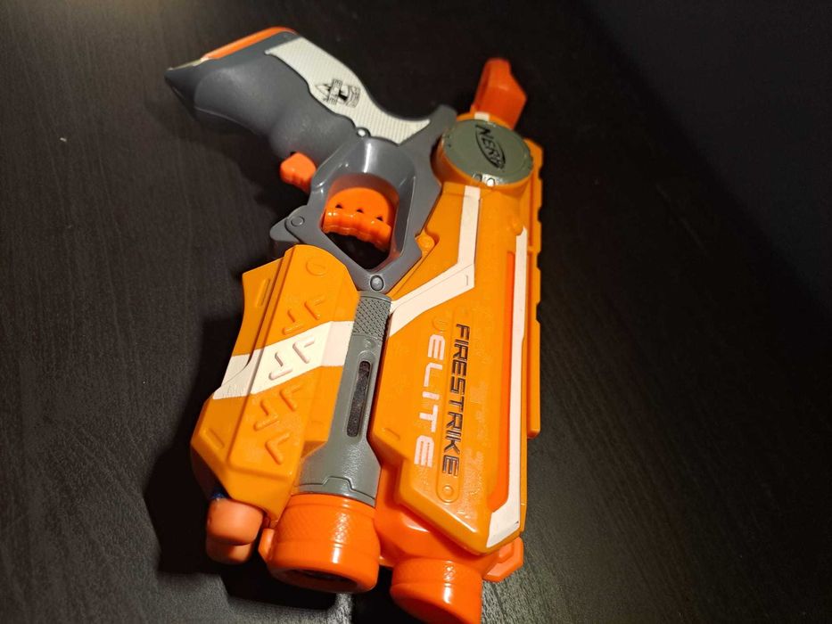 2 pistolas Nerf FireStrike Elite