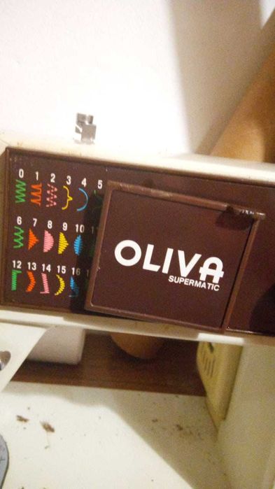 Máquina de Costura Oliva