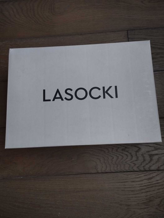 Czarne półbuty firmy Lasocki