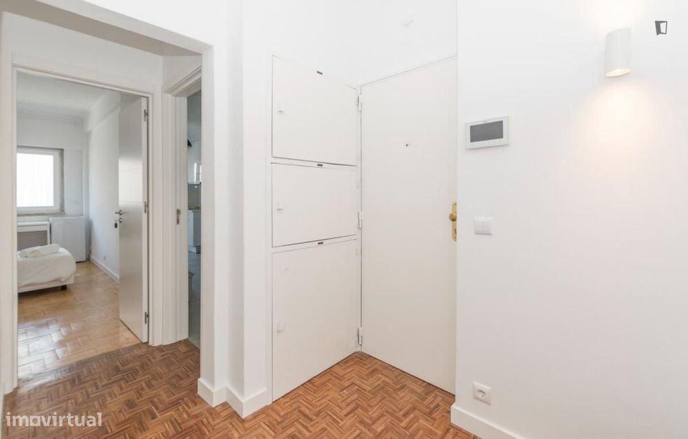 Quarto - localizado em Campolide Lisbon