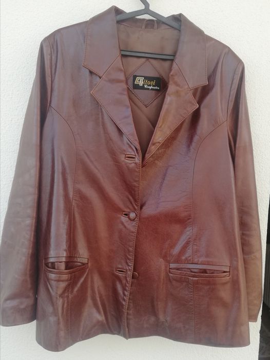 Casaco em pele genuina  de cor castanha. Pouco uso