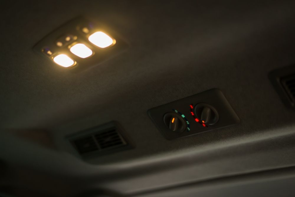 Wynajem busów busa Renault Trafic Czarny VIP 9 osób Wesele Urodziny 18