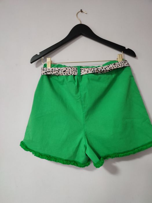 Zielone szorty z paskiem i dziurami