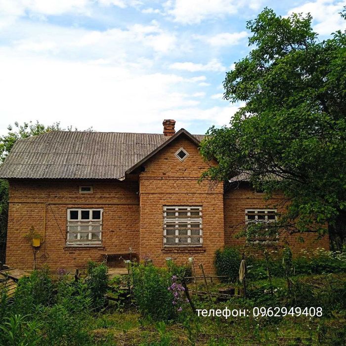Будинок у селі Яблунів
