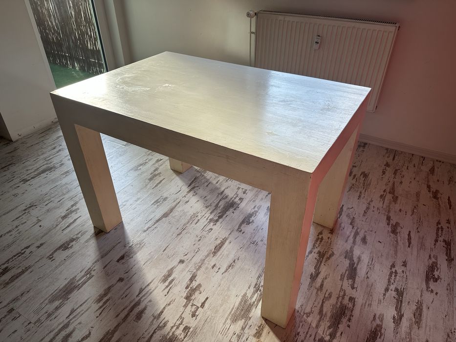 Solidny, ciężki drewniany stół – bardzo stabilny