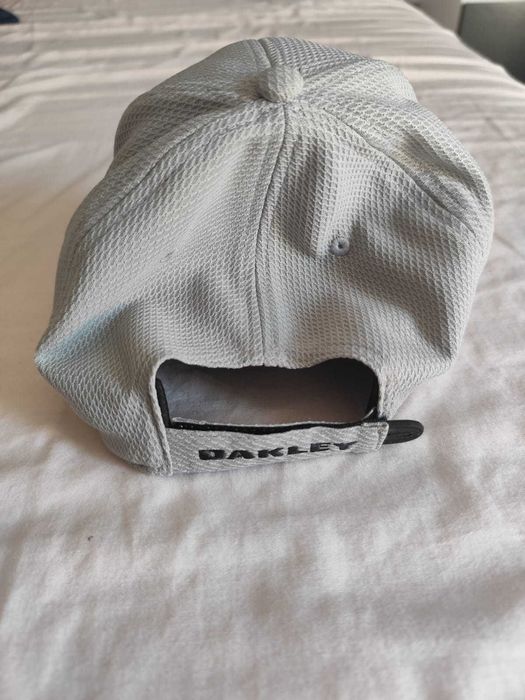 Boné Oakley Cinza – Como Novo