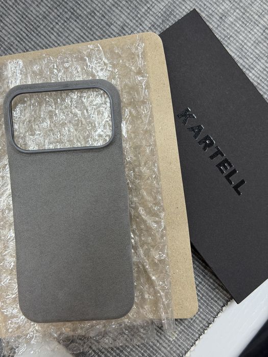 Світло-сірий чохол з алькантари для iPhone 17 Pro Max