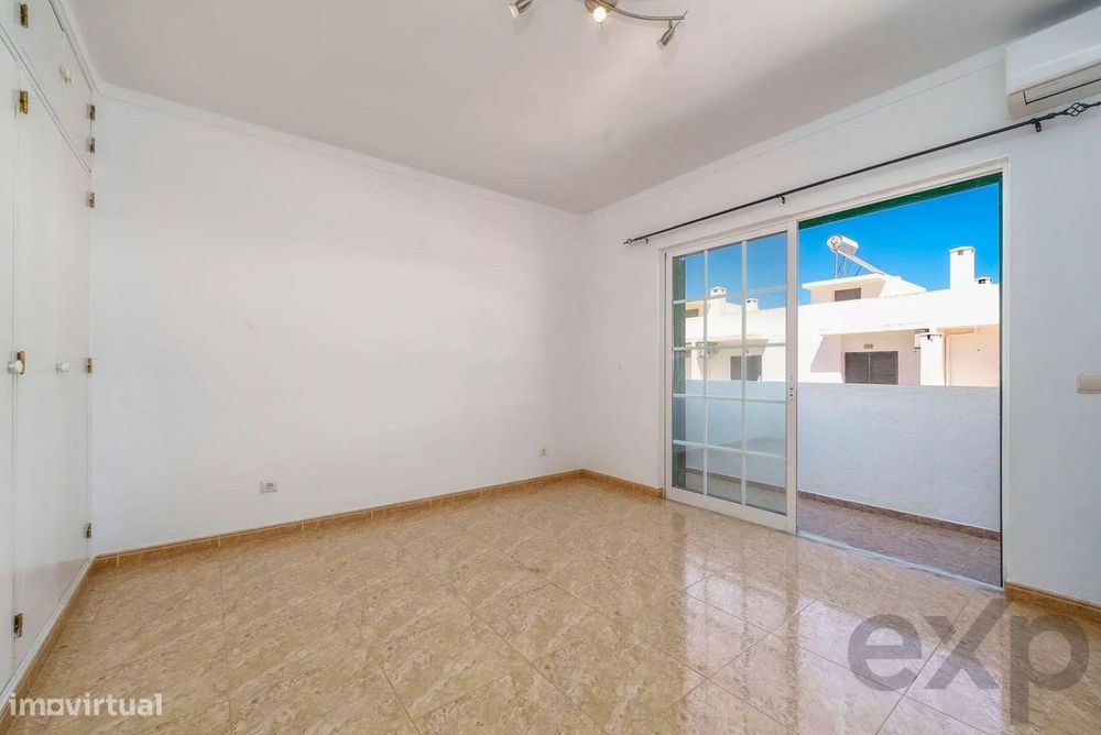 Moradia T2+1 com quintal e terraços com vista mar em Olhão, junto à Ri