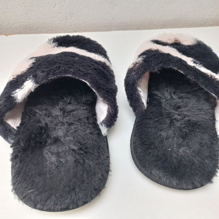Chinelos branco/preto  Tam.38