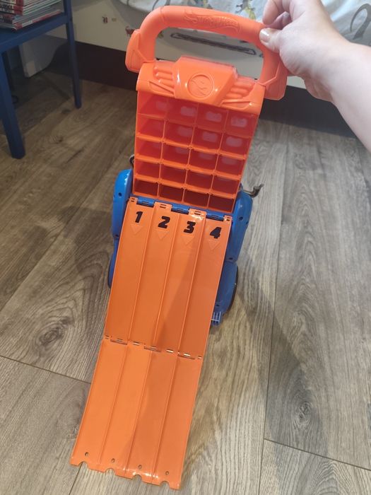 Wyrzutnia samochodzików,walizka  Hot Wheels Przechowuje do 20 samochodów