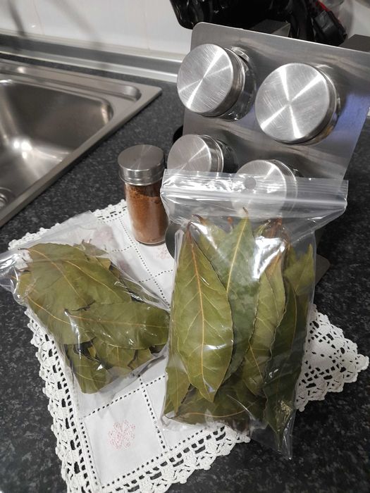Folhas de louro, sacos com 20g/Molhos de oregãos