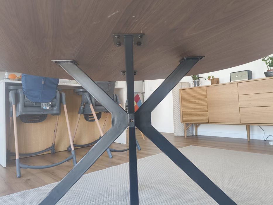 Mesa de jantar em madeira e estrutura em metal preto
