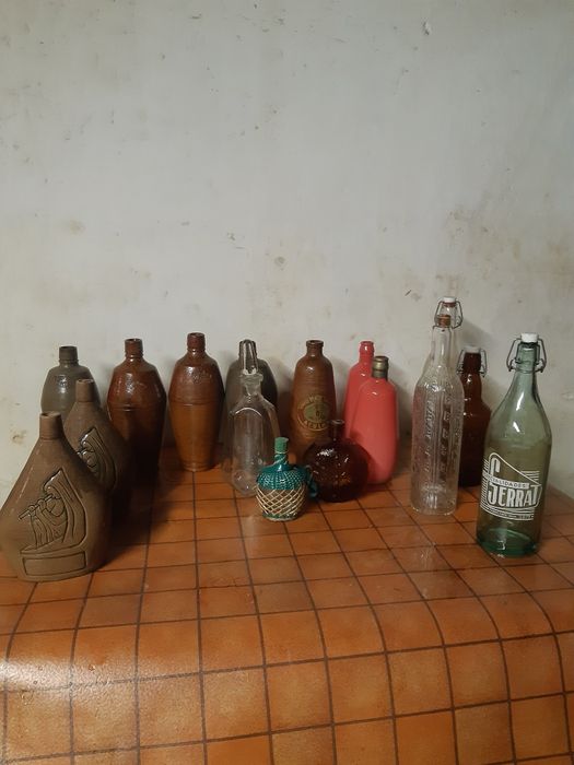 Barias garrafas antigas