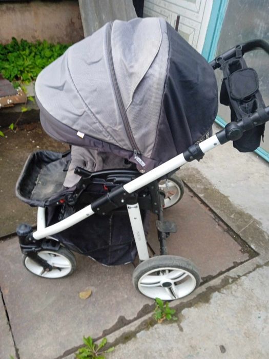 Прогулочна коляска