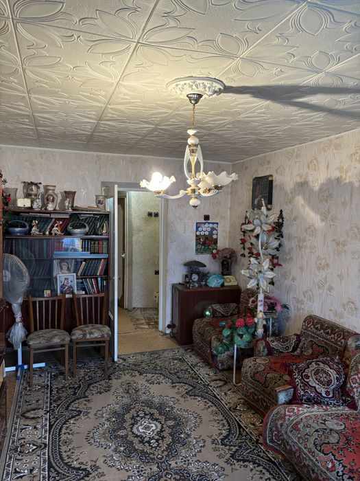 Продается 3 комнатная, центр. С гаражом. Славянск