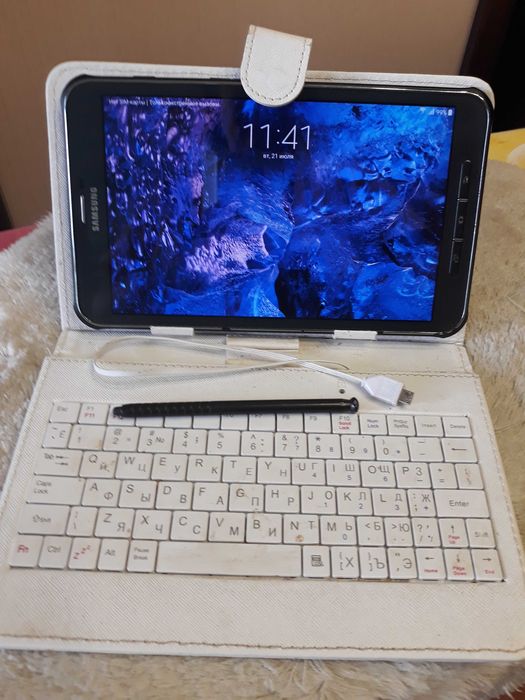Планшет-телефон Samsung Galaxy  SM-T365 в чохлі з клавіатурою.