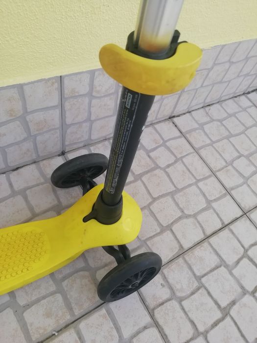 Trotinete amarela.