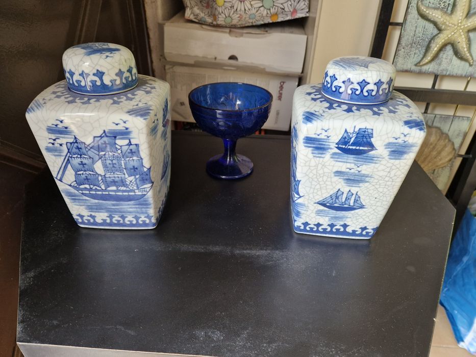 Vendo jarras e decorações antigas