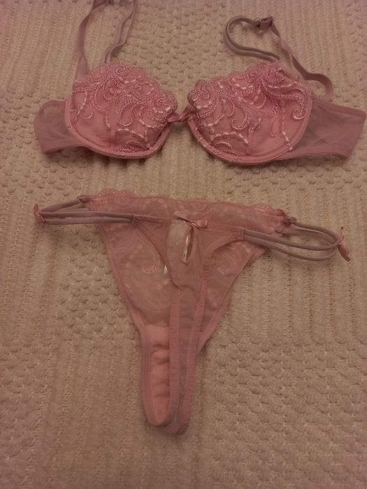 Conjunto de soutien e tanga cor-de-rosa