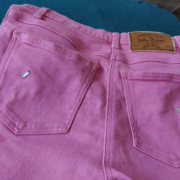 Różowe jeansy damskie