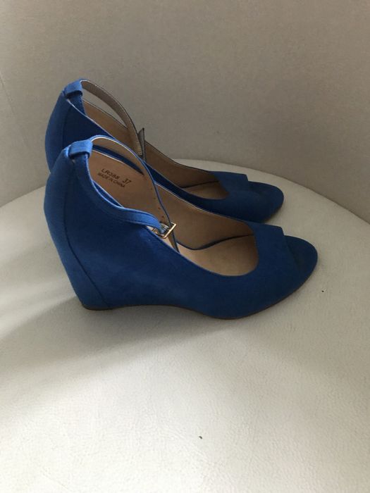 Kobaltowe buty na koturnie Mohito r. 37/23,5