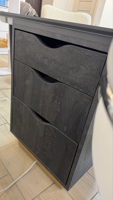 Манікюрний стіл на два робочих місця .