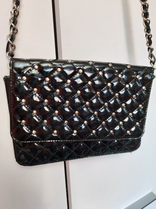 Czarna torebka z dżetami