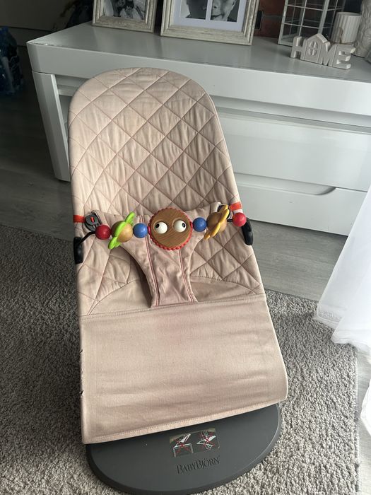 Bujaczek leżaczek Babybjorn różowy z zabawką