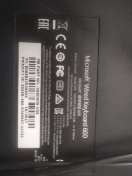 1 Ecrã/monitor e teclados