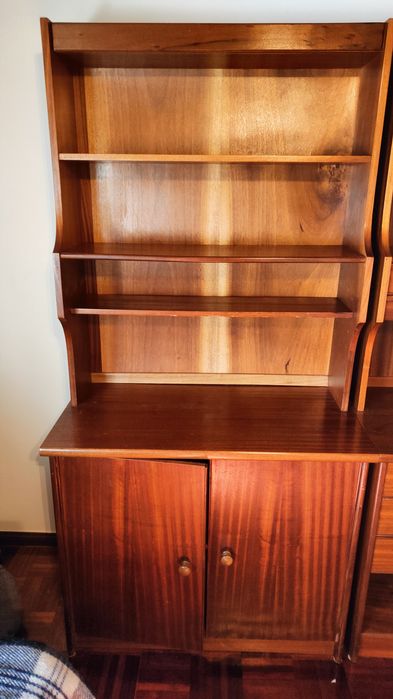 Estante com arrumação e escrivaninha