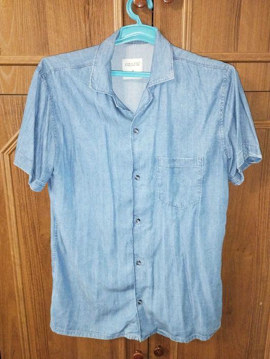 Мужская джинсовая рубашка с коротким рукавом.